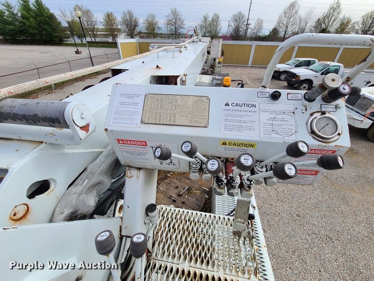 image for item DH5912 2005 International 7400  pressure digger derrick truck