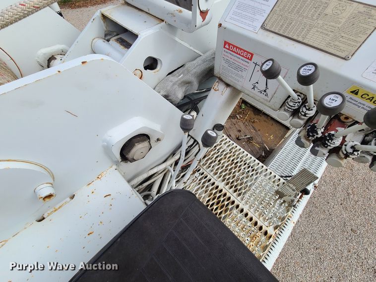 image for item DH5912 2005 International 7400  pressure digger derrick truck