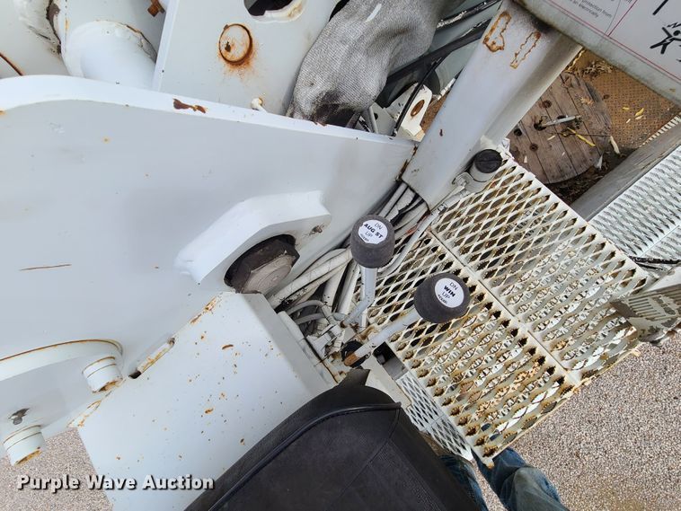 image for item DH5912 2005 International 7400  pressure digger derrick truck