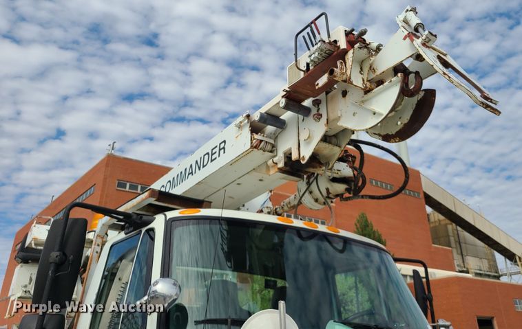 image for item DH5912 2005 International 7400  pressure digger derrick truck