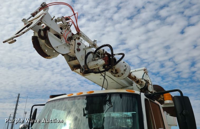 image for item DH5912 2005 International 7400  pressure digger derrick truck