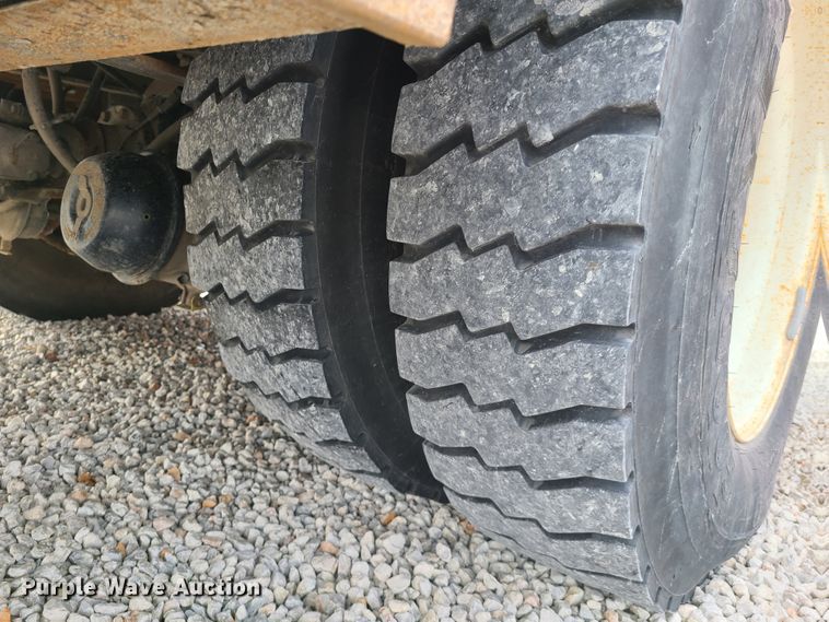 image for item DH5912 2005 International 7400  pressure digger derrick truck