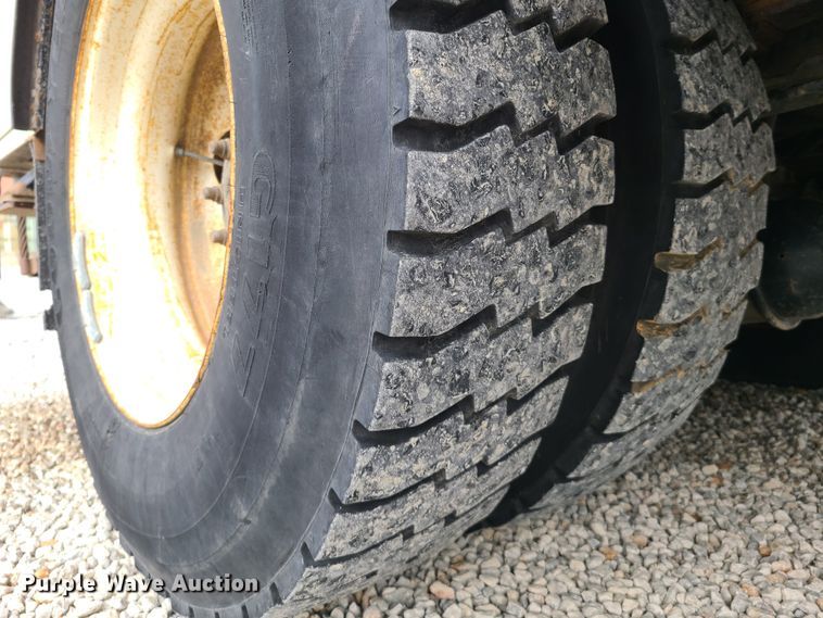 image for item DH5912 2005 International 7400  pressure digger derrick truck