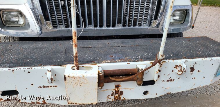 image for item DH5912 2005 International 7400  pressure digger derrick truck