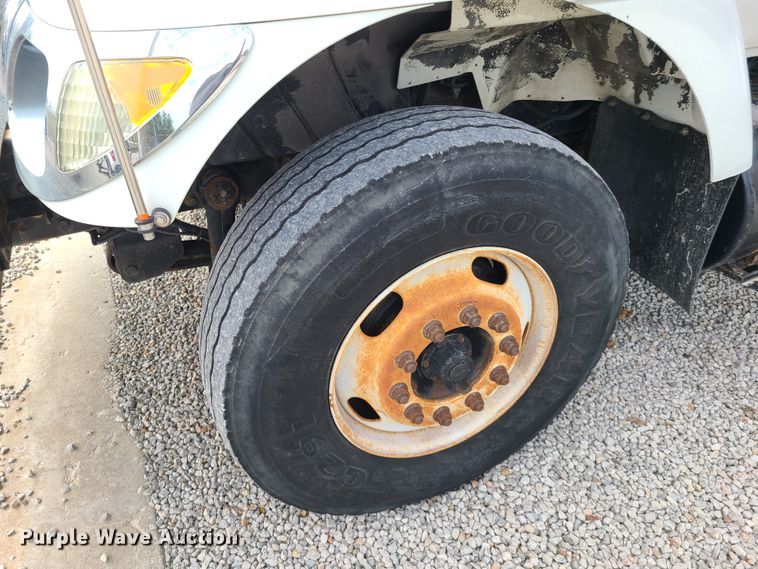 image for item DH5912 2005 International 7400  pressure digger derrick truck