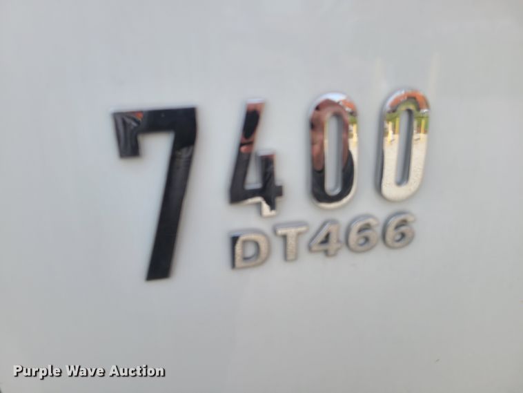 image for item DH5912 2005 International 7400  pressure digger derrick truck