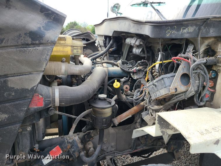 image for item DH5912 2005 International 7400  pressure digger derrick truck