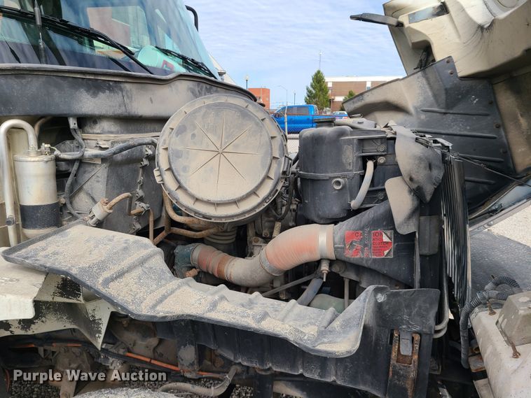 image for item DH5912 2005 International 7400  pressure digger derrick truck