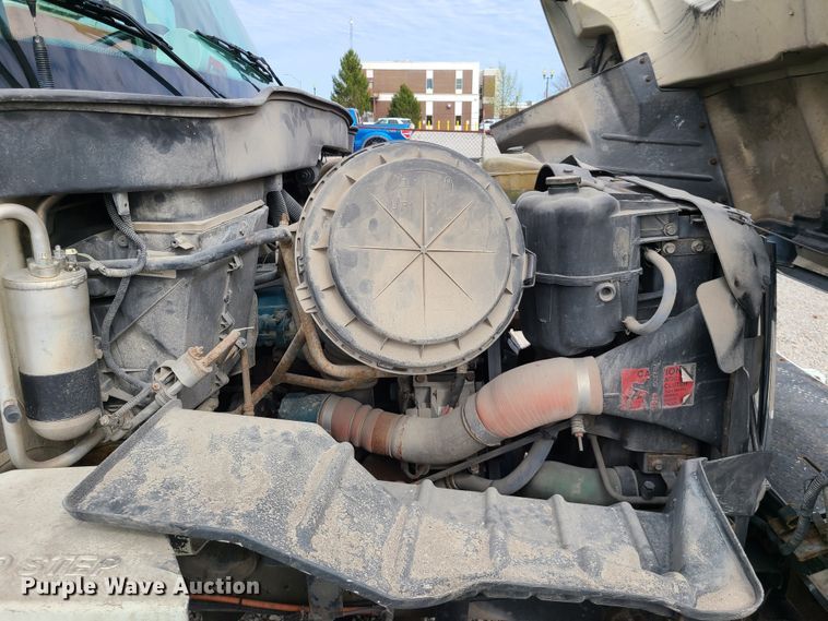 image for item DH5912 2005 International 7400  pressure digger derrick truck