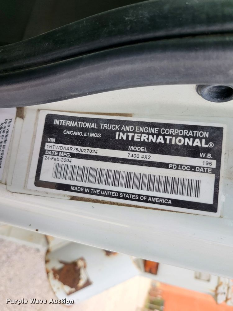 image for item DH5912 2005 International 7400  pressure digger derrick truck