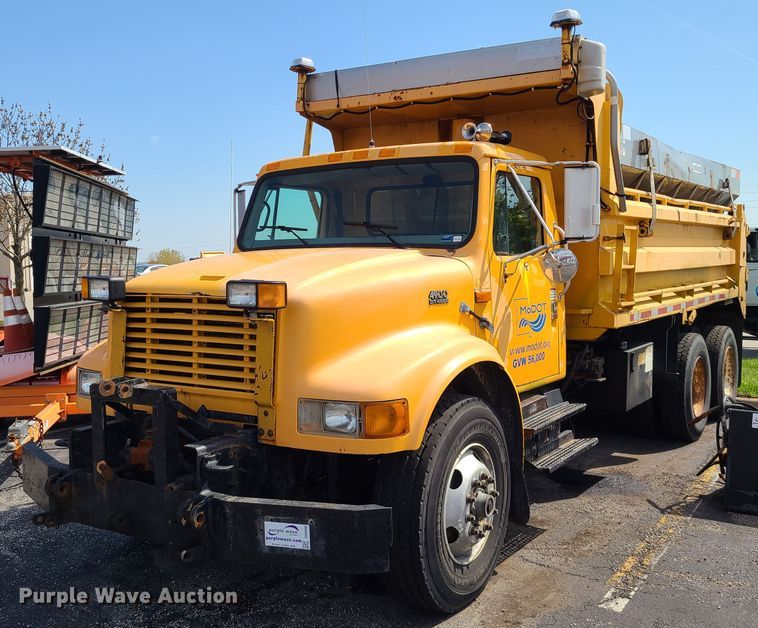 image for item DH5946 2000 International 4900  dump truck