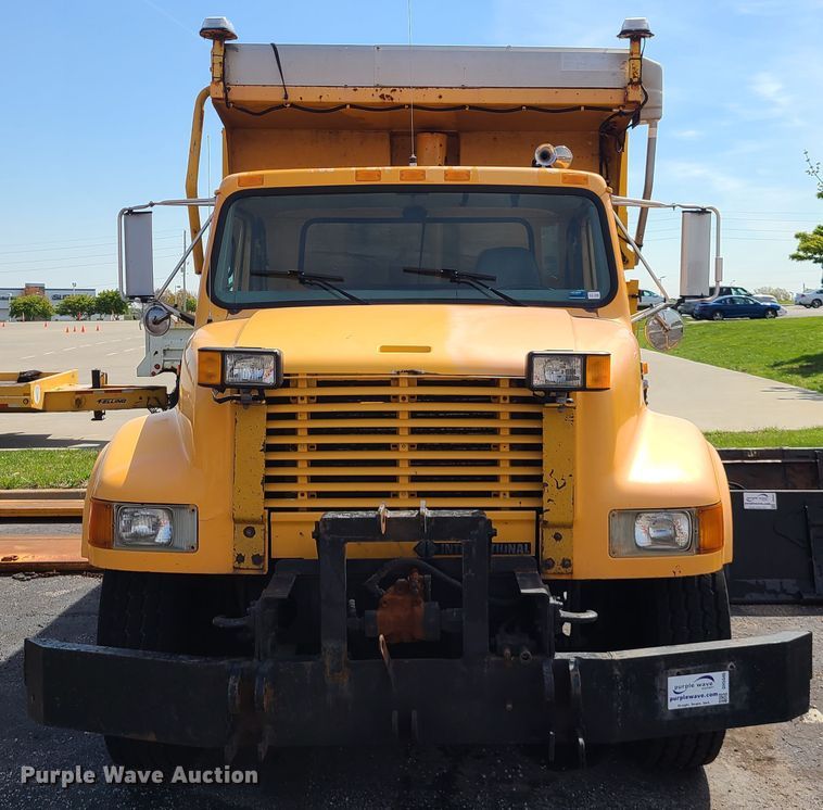 image for item DH5946 2000 International 4900  dump truck