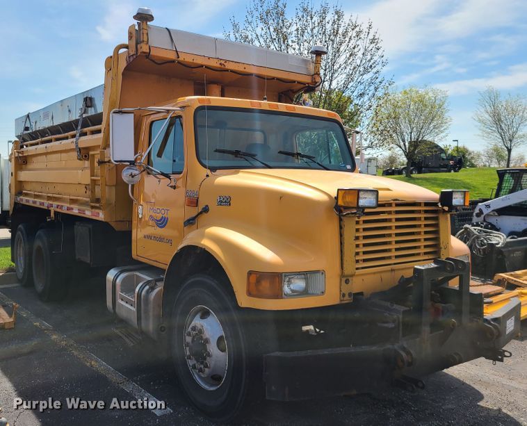 image for item DH5946 2000 International 4900  dump truck