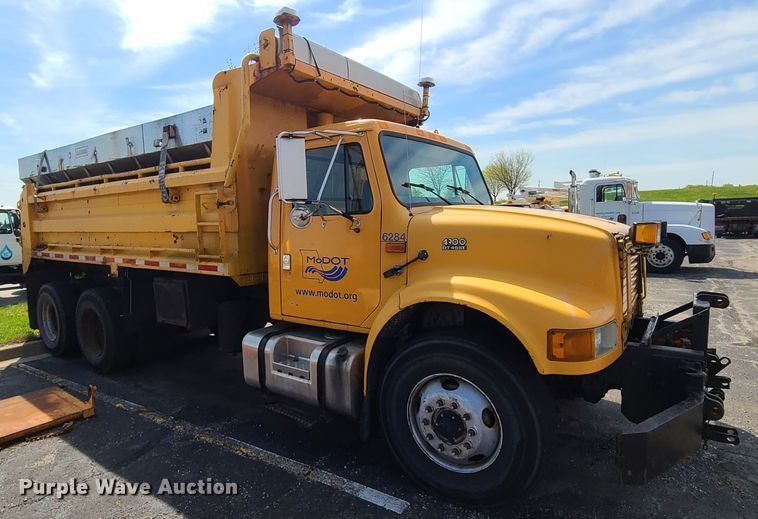 image for item DH5946 2000 International 4900  dump truck