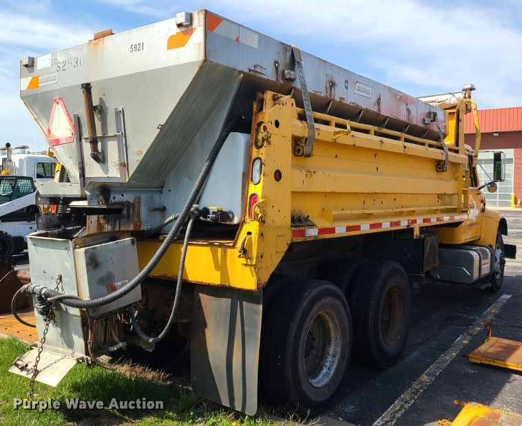 image for item DH5946 2000 International 4900  dump truck