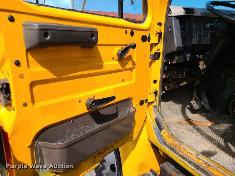 image for item DH5946 2000 International 4900  dump truck