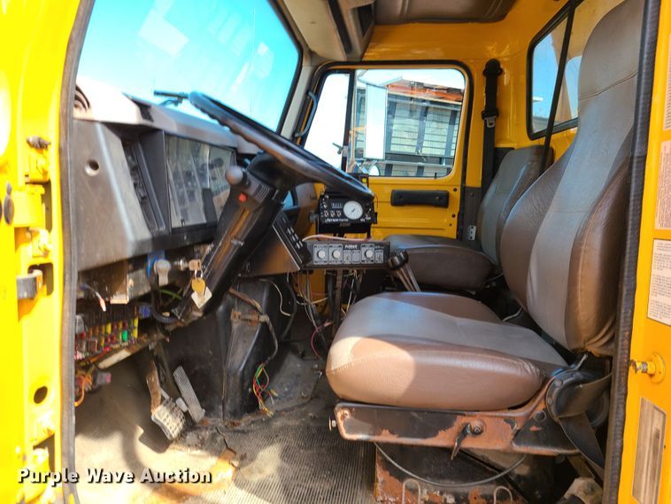 image for item DH5946 2000 International 4900  dump truck