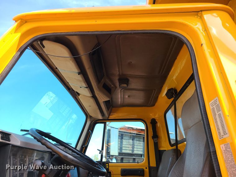 image for item DH5946 2000 International 4900  dump truck
