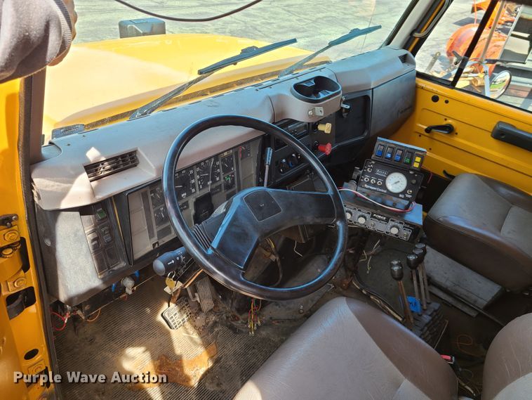 image for item DH5946 2000 International 4900  dump truck