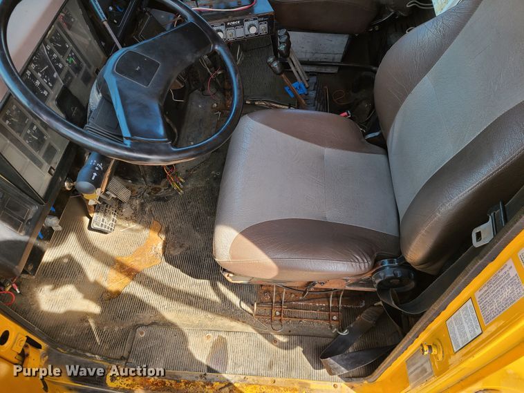 image for item DH5946 2000 International 4900  dump truck