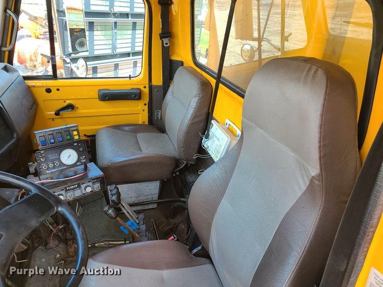 image for item DH5946 2000 International 4900  dump truck