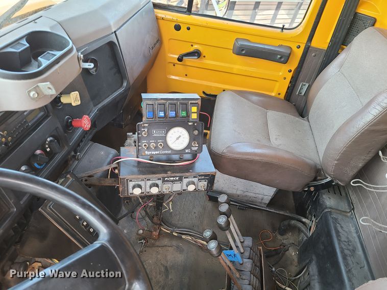 image for item DH5946 2000 International 4900  dump truck