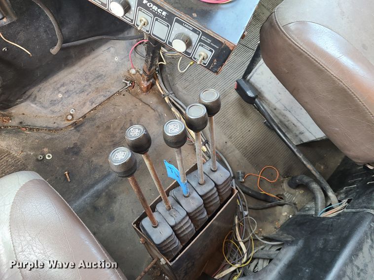 image for item DH5946 2000 International 4900  dump truck