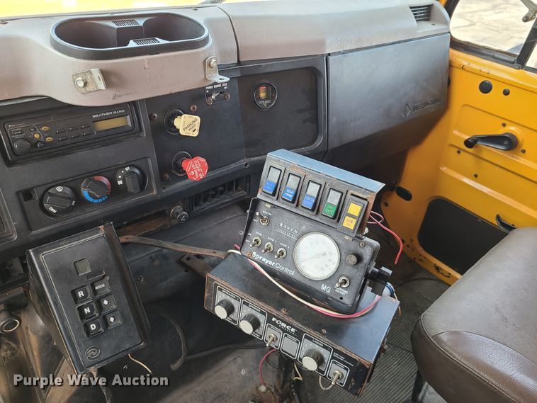 image for item DH5946 2000 International 4900  dump truck