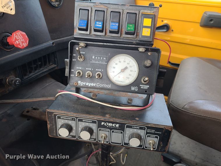 image for item DH5946 2000 International 4900  dump truck