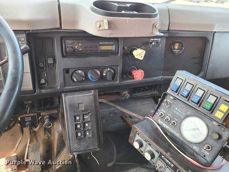 image for item DH5946 2000 International 4900  dump truck