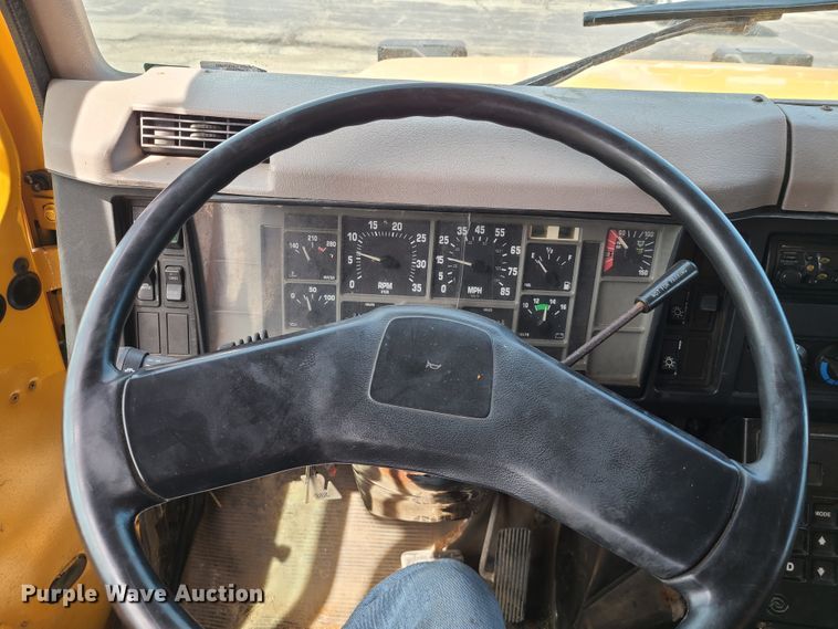 image for item DH5946 2000 International 4900  dump truck