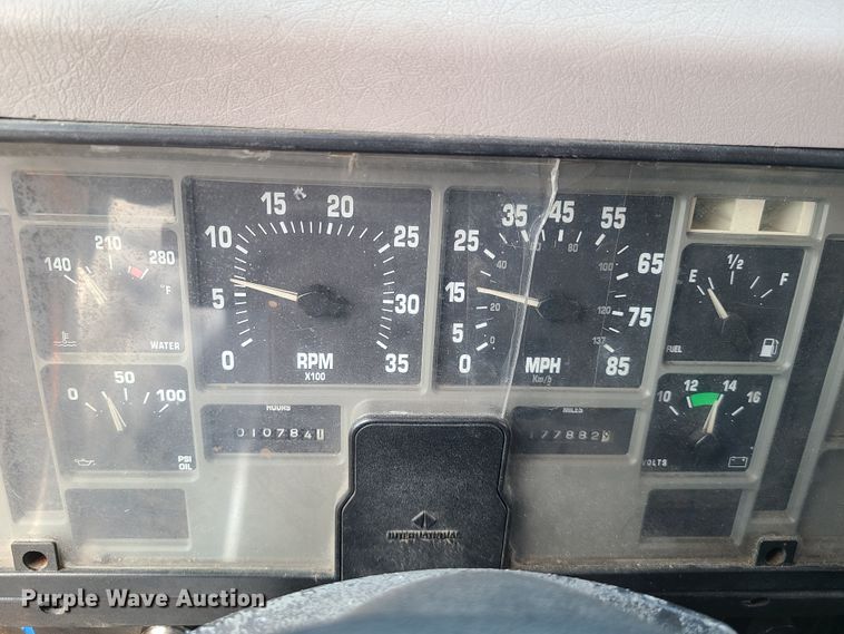 image for item DH5946 2000 International 4900  dump truck