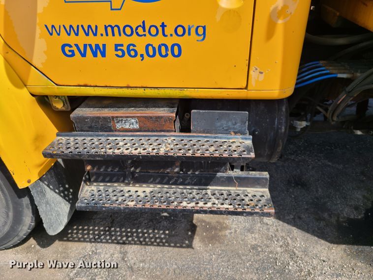 image for item DH5946 2000 International 4900  dump truck