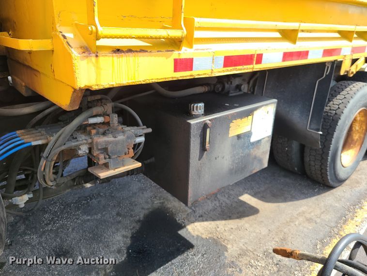 image for item DH5946 2000 International 4900  dump truck