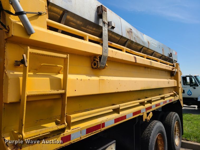 image for item DH5946 2000 International 4900  dump truck