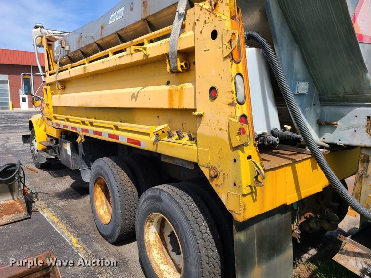 image for item DH5946 2000 International 4900  dump truck