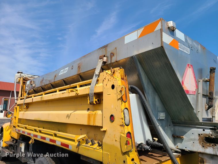 image for item DH5946 2000 International 4900  dump truck