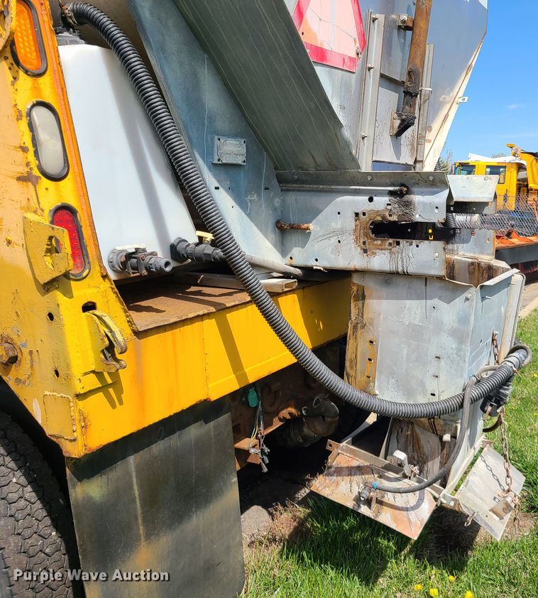 image for item DH5946 2000 International 4900  dump truck