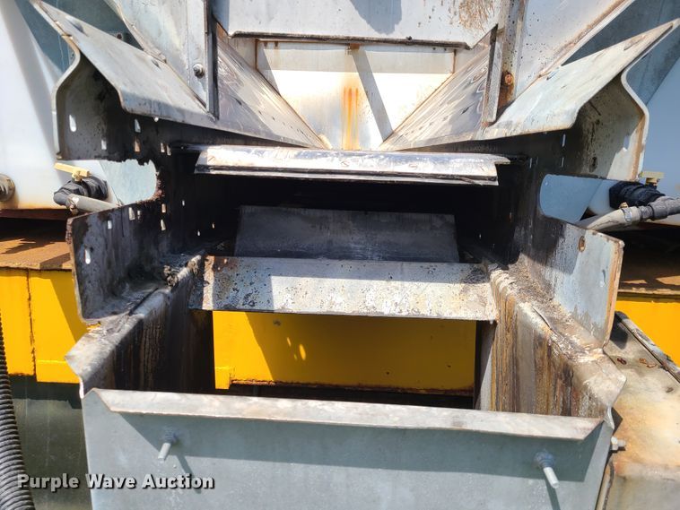 image for item DH5946 2000 International 4900  dump truck