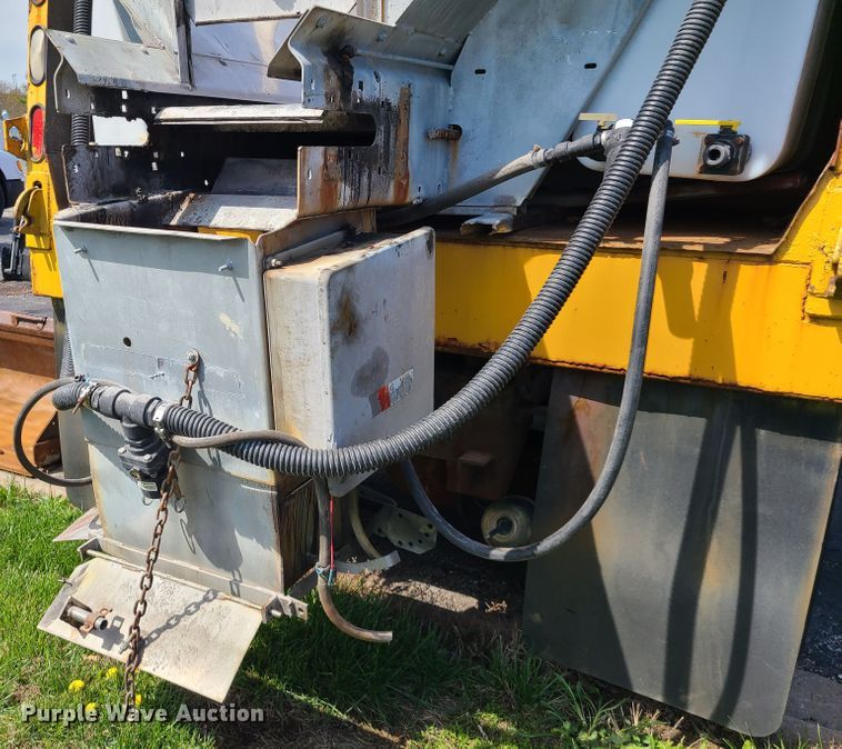 image for item DH5946 2000 International 4900  dump truck