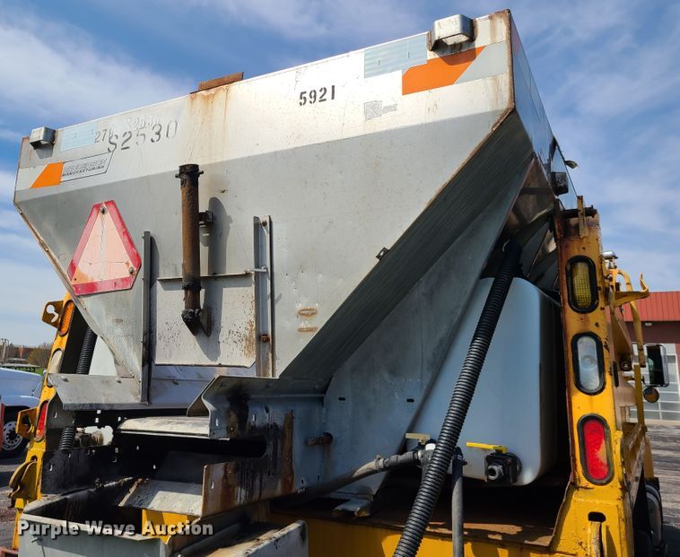 image for item DH5946 2000 International 4900  dump truck