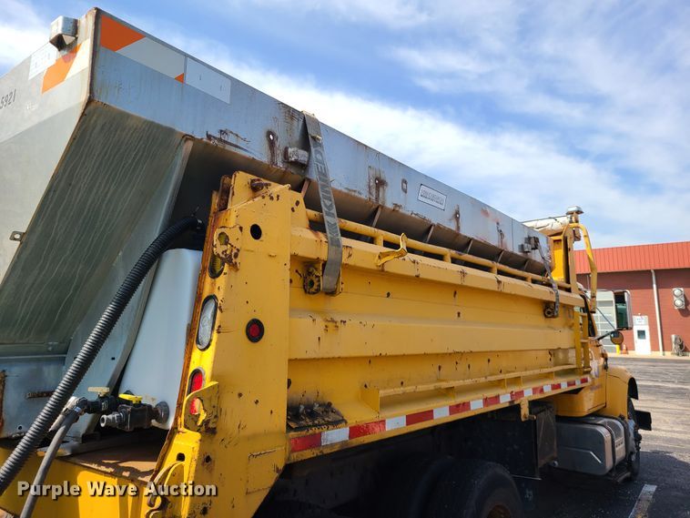 image for item DH5946 2000 International 4900  dump truck