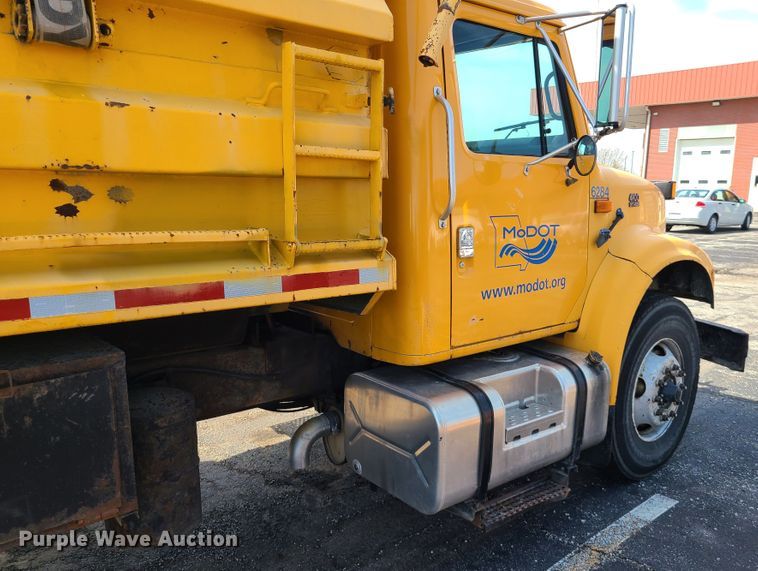 image for item DH5946 2000 International 4900  dump truck