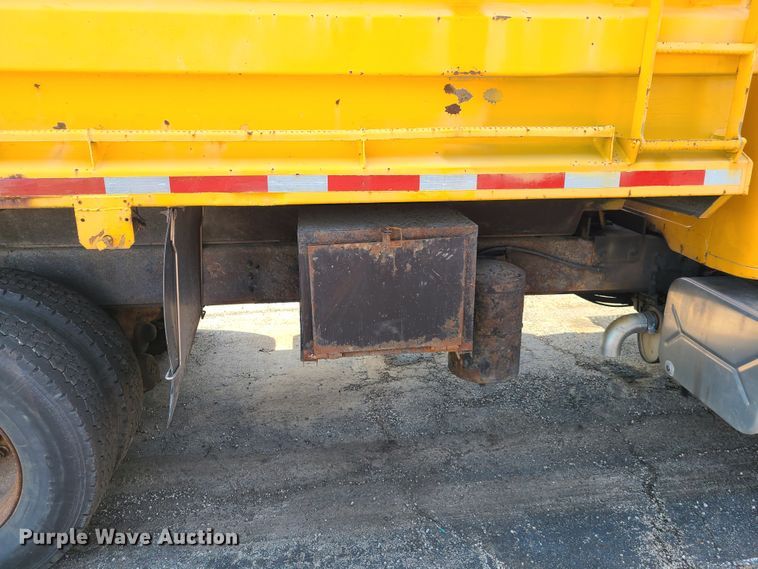 image for item DH5946 2000 International 4900  dump truck