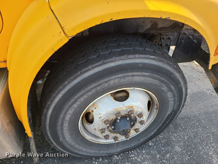 image for item DH5946 2000 International 4900  dump truck