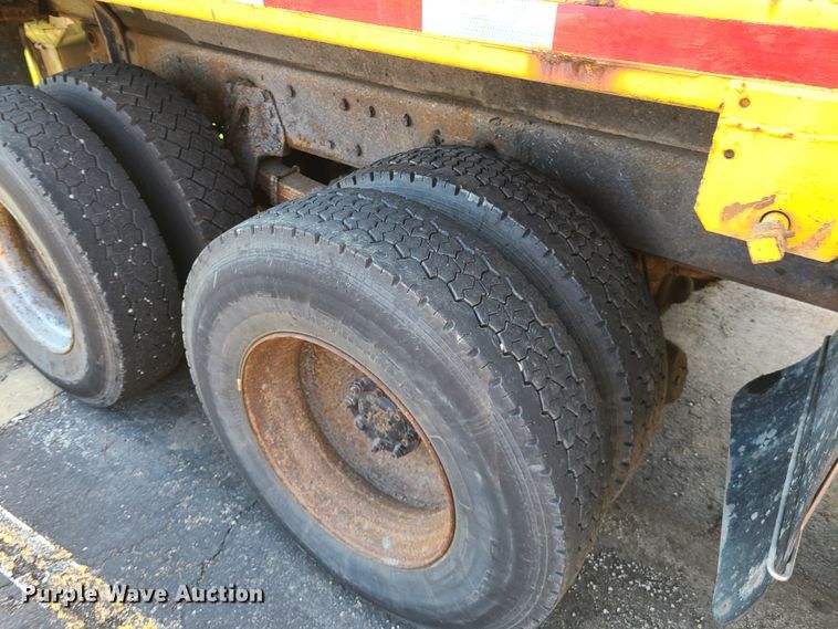 image for item DH5946 2000 International 4900  dump truck