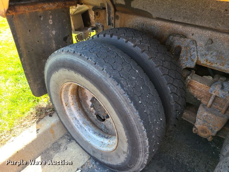 image for item DH5946 2000 International 4900  dump truck