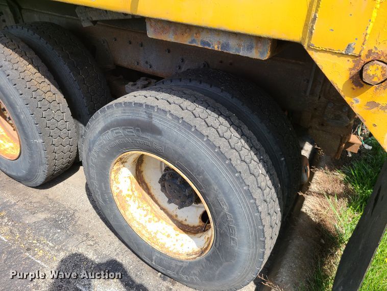 image for item DH5946 2000 International 4900  dump truck