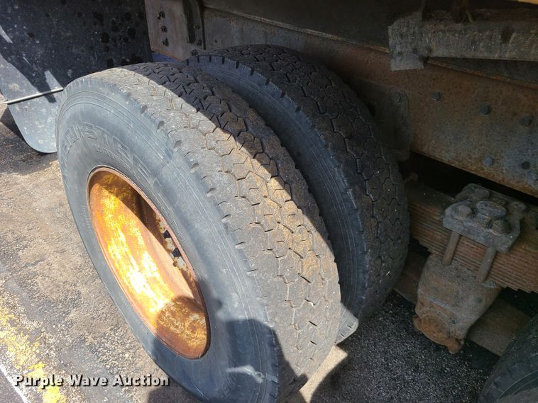 image for item DH5946 2000 International 4900  dump truck