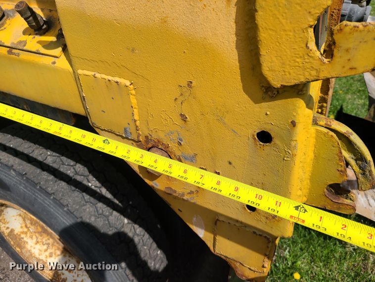 image for item DH5946 2000 International 4900  dump truck